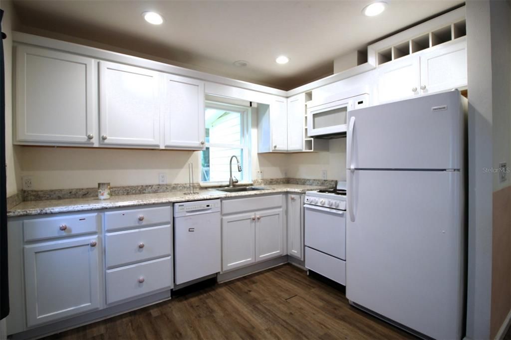 待售: $180,000 (2 贝兹, 1 浴室, 672 平方英尺)