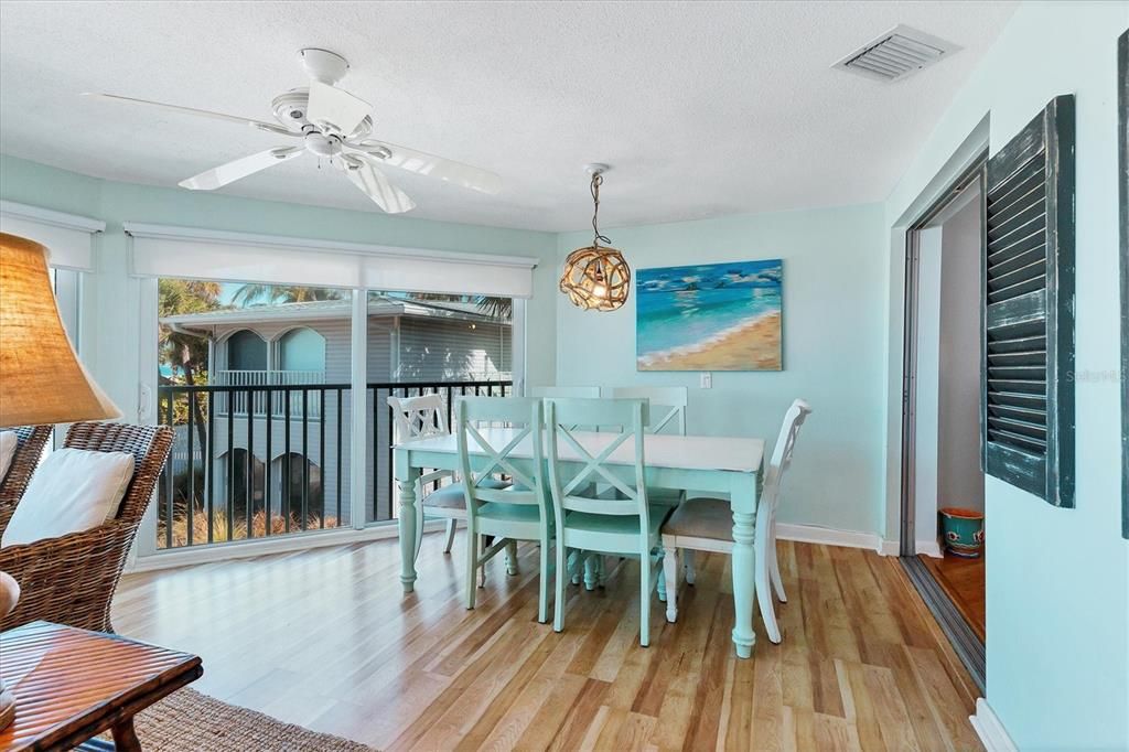 出租: $3,850 (2 贝兹, 2 浴室, 1596 平方英尺)