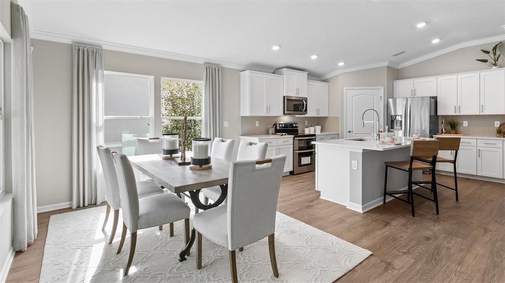 Activo con contrato: $365,990 (4 camas, 2 baños, 1986 Pies cuadrados)