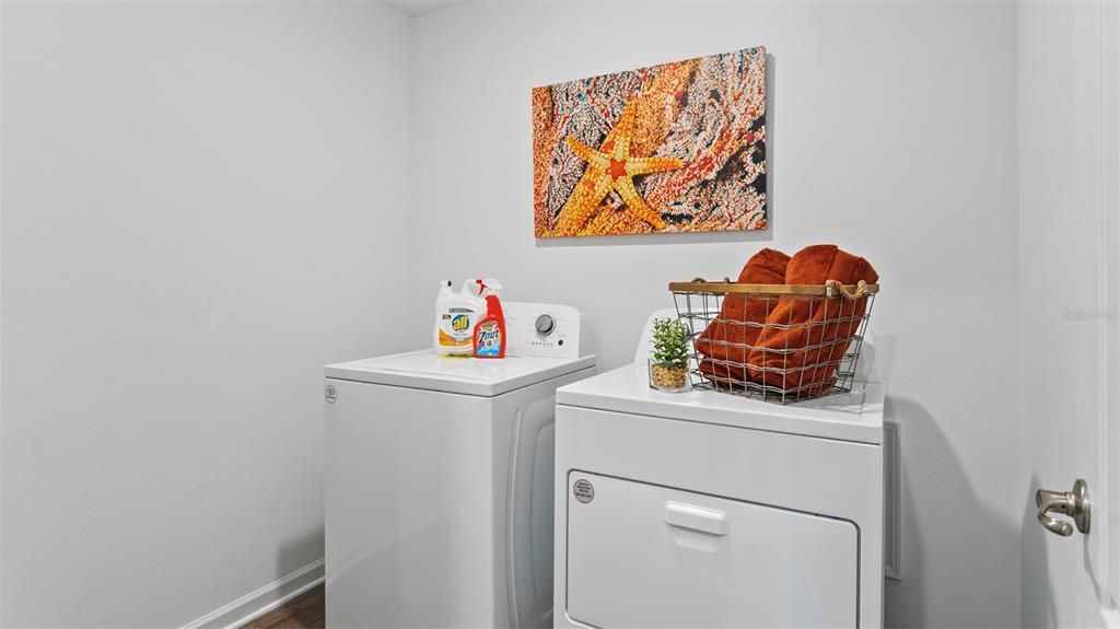 Activo con contrato: $365,990 (4 camas, 2 baños, 1986 Pies cuadrados)