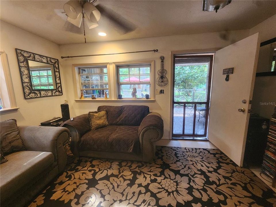 For Sale: $155,000 (2 beds, 1 baths, 768 Square Feet)