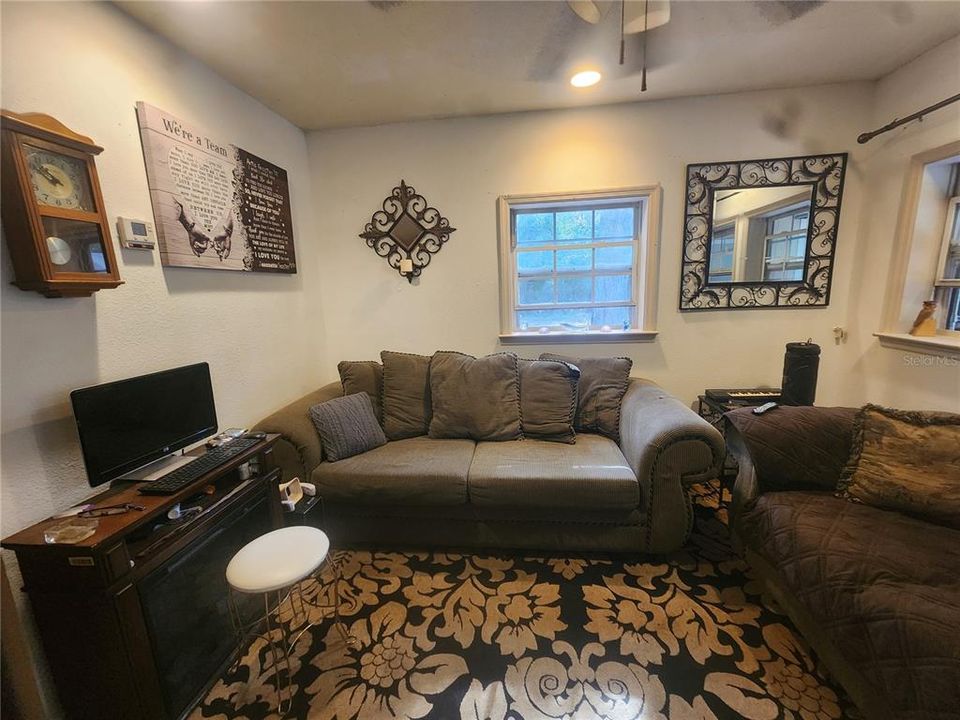 For Sale: $155,000 (2 beds, 1 baths, 768 Square Feet)