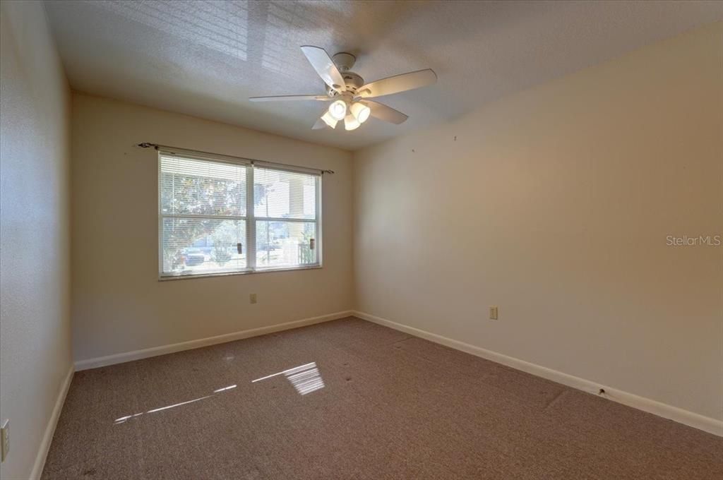 待售: $153,000 (3 贝兹, 1 浴室, 950 平方英尺)