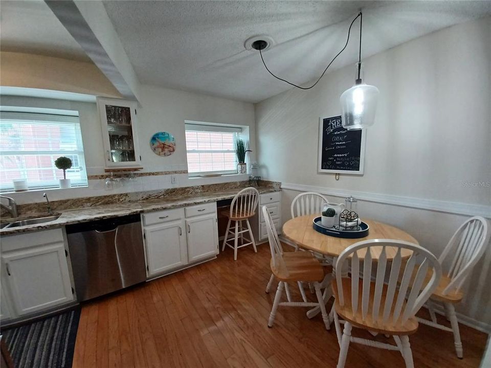 待售: $625,000 (2 贝兹, 2 浴室, 1237 平方英尺)