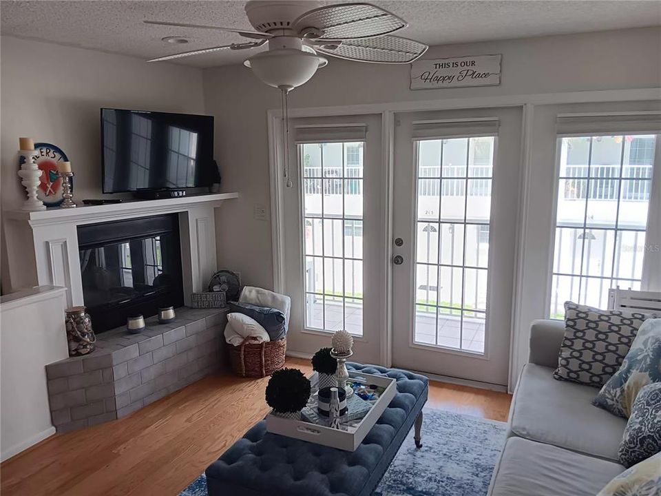 待售: $625,000 (2 贝兹, 2 浴室, 1237 平方英尺)