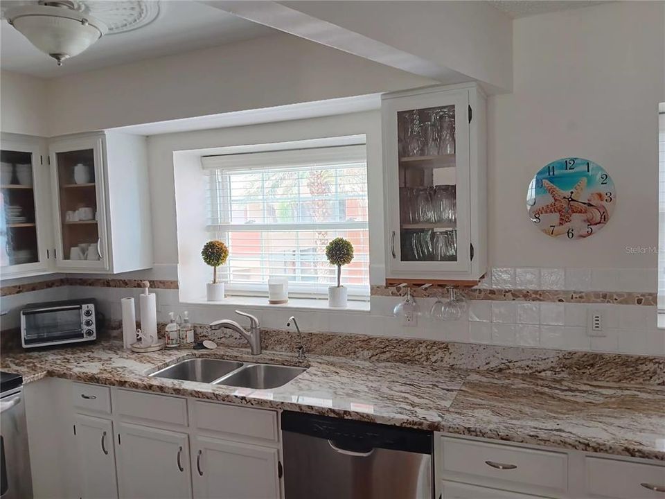 待售: $625,000 (2 贝兹, 2 浴室, 1237 平方英尺)