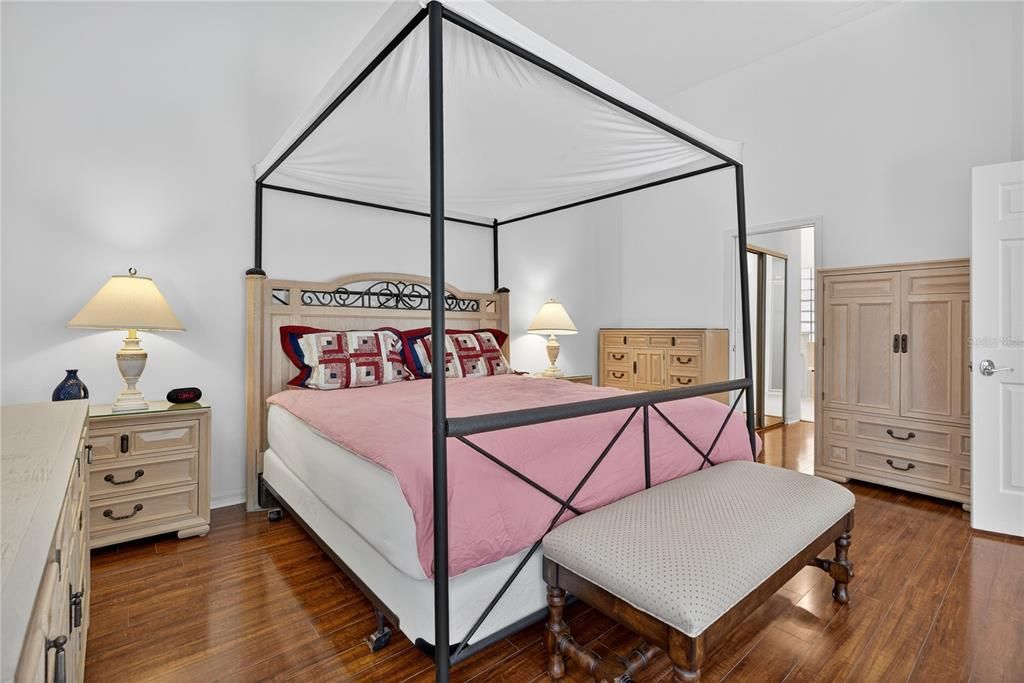 Под контрактом: $591,735 (2 спален, 3 ванн, 1915 Квадратных фут)