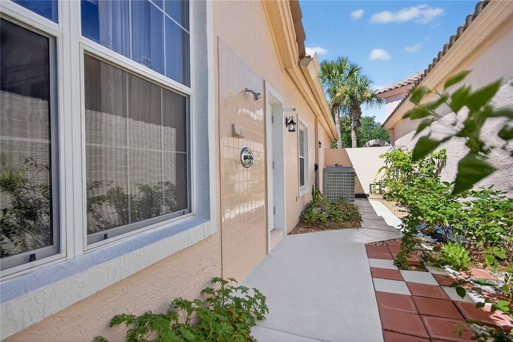 Под контрактом: $591,735 (2 спален, 3 ванн, 1915 Квадратных фут)