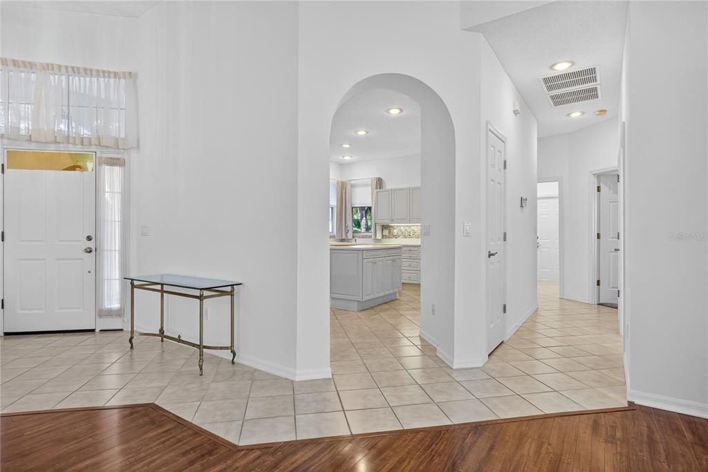 Под контрактом: $591,735 (2 спален, 3 ванн, 1915 Квадратных фут)