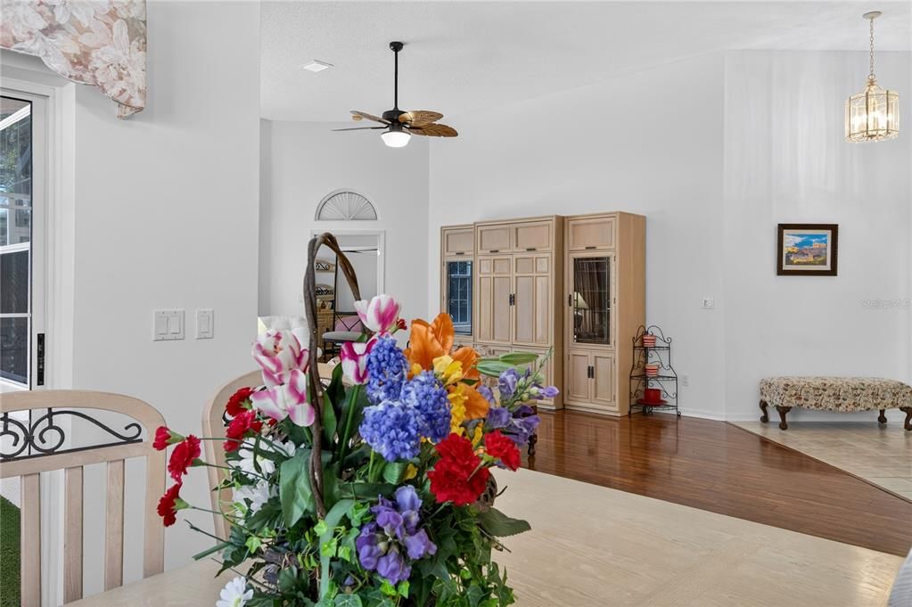 Под контрактом: $591,735 (2 спален, 3 ванн, 1915 Квадратных фут)