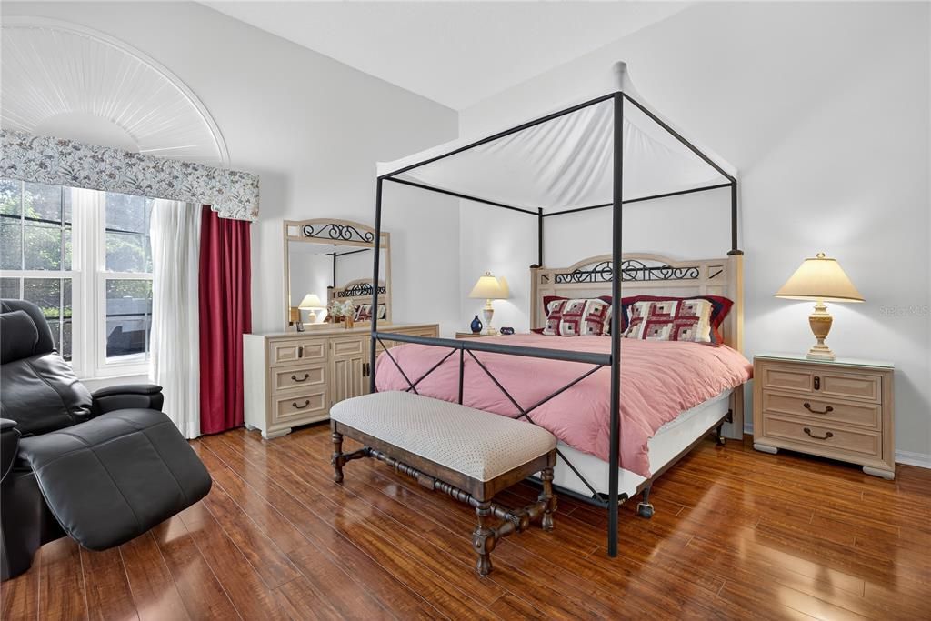 Под контрактом: $591,735 (2 спален, 3 ванн, 1915 Квадратных фут)