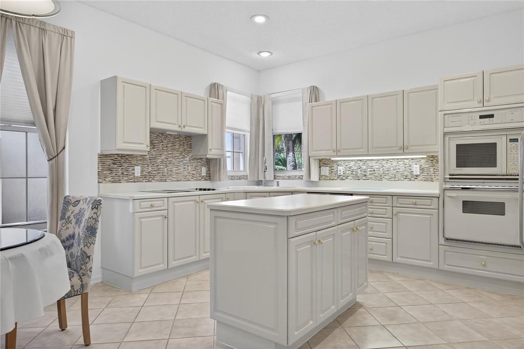 Под контрактом: $591,735 (2 спален, 3 ванн, 1915 Квадратных фут)