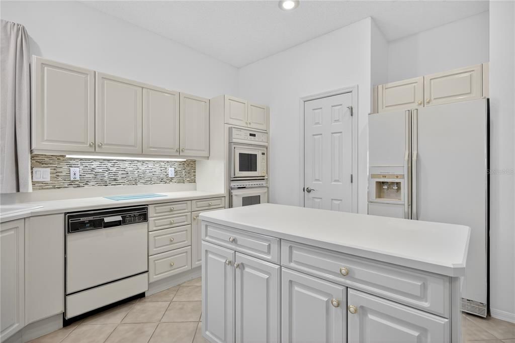 Под контрактом: $591,735 (2 спален, 3 ванн, 1915 Квадратных фут)