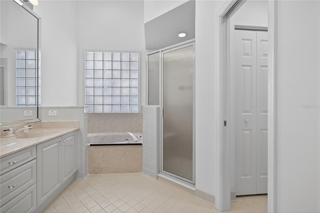 Под контрактом: $591,735 (2 спален, 3 ванн, 1915 Квадратных фут)