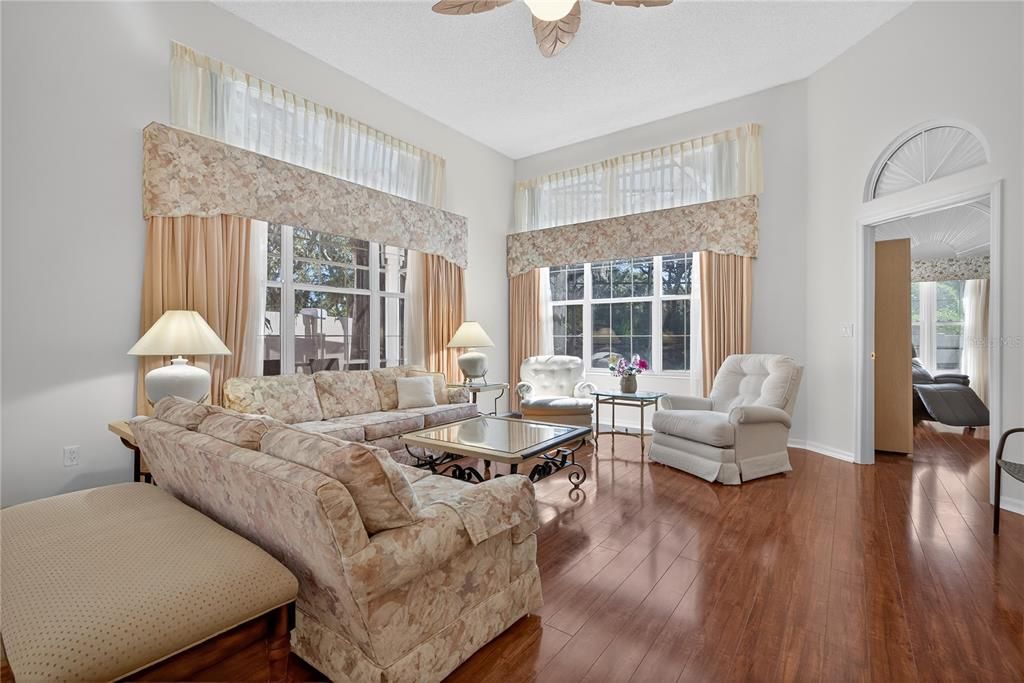 Под контрактом: $591,735 (2 спален, 3 ванн, 1915 Квадратных фут)