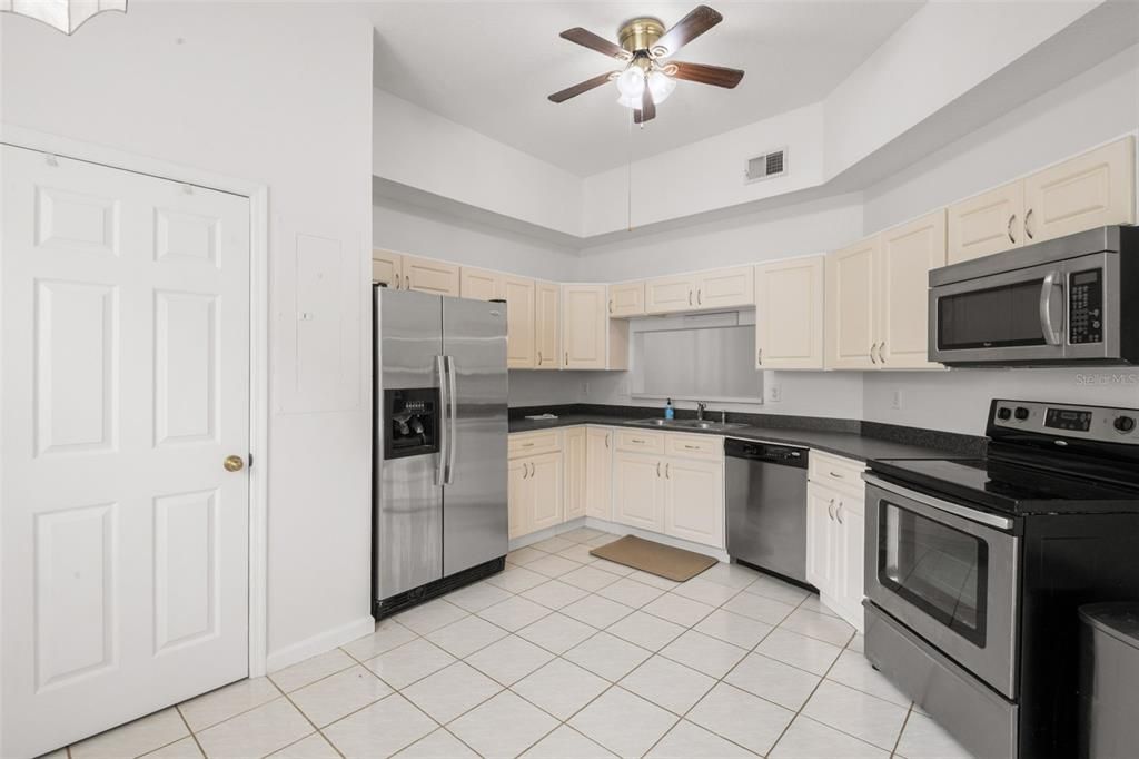 出租: $3,000 (3 贝兹, 2 浴室, 2844 平方英尺)