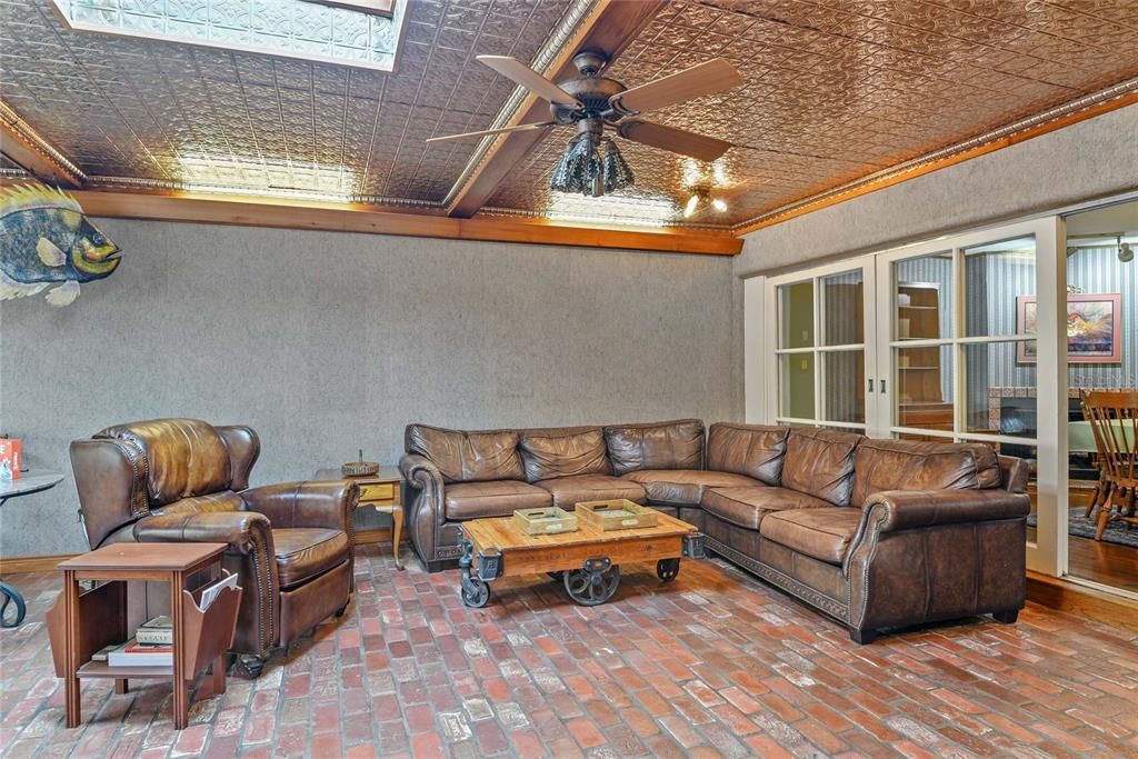 合同活跃: $1,799,000 (3 贝兹, 3 浴室, 3297 平方英尺)