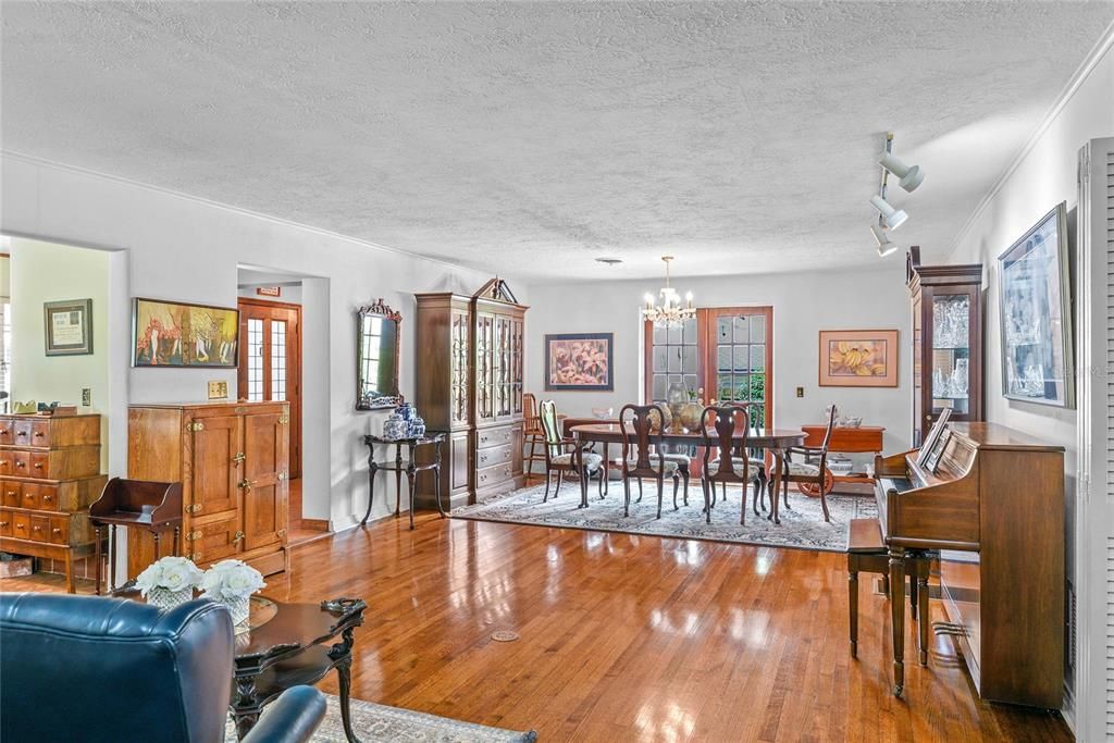 合同活跃: $1,799,000 (3 贝兹, 3 浴室, 3297 平方英尺)