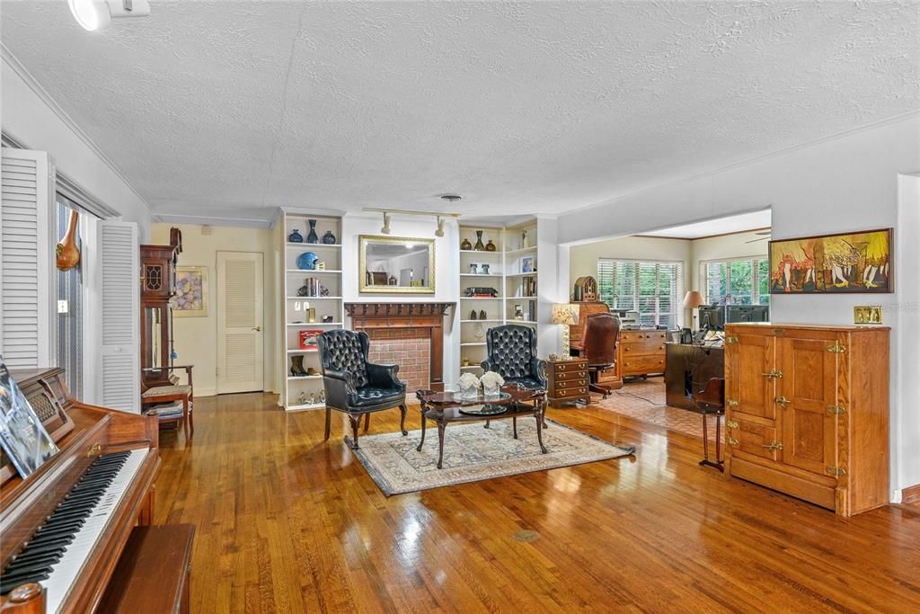 合同活跃: $1,799,000 (3 贝兹, 3 浴室, 3297 平方英尺)