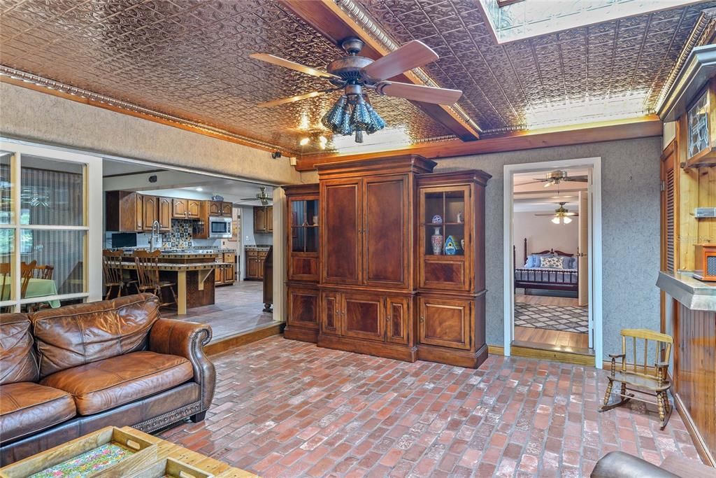 合同活跃: $1,799,000 (3 贝兹, 3 浴室, 3297 平方英尺)