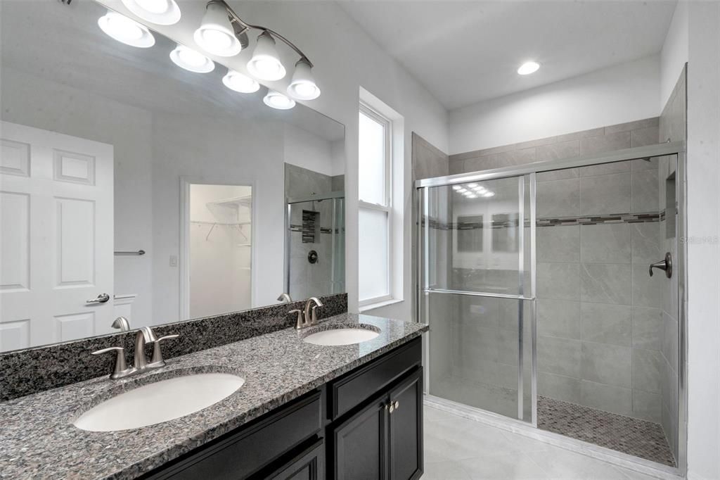 Activo con contrato: $395,000 (3 camas, 2 baños, 1483 Pies cuadrados)