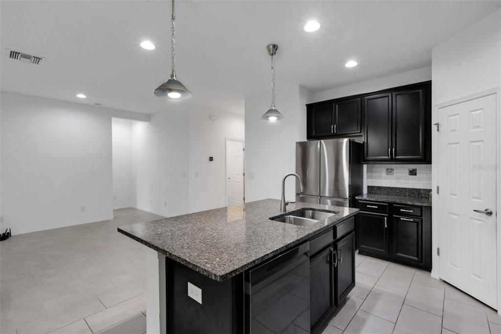 Activo con contrato: $395,000 (3 camas, 2 baños, 1483 Pies cuadrados)