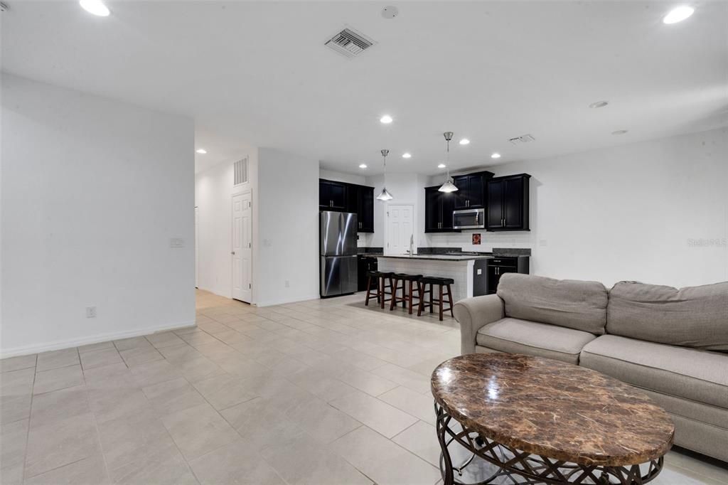 Activo con contrato: $395,000 (3 camas, 2 baños, 1483 Pies cuadrados)