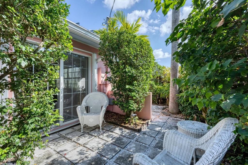 Active With Contract: $535,000 (3 beds, 3 baths, 2081 Square Feet)