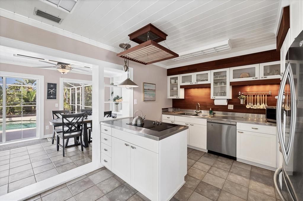 Active With Contract: $535,000 (3 beds, 3 baths, 2081 Square Feet)