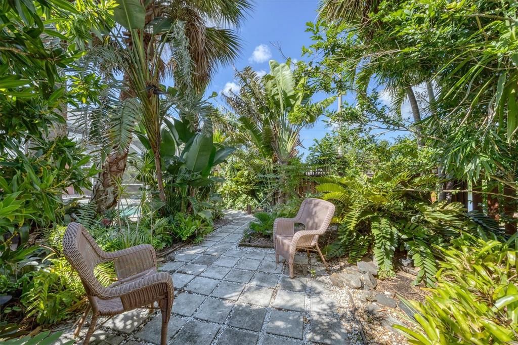 Active With Contract: $535,000 (3 beds, 3 baths, 2081 Square Feet)