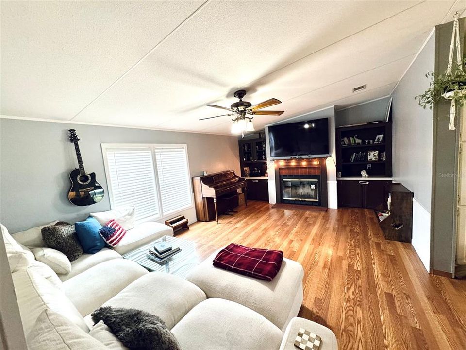 待售: $519,000 (4 贝兹, 2 浴室, 1728 平方英尺)