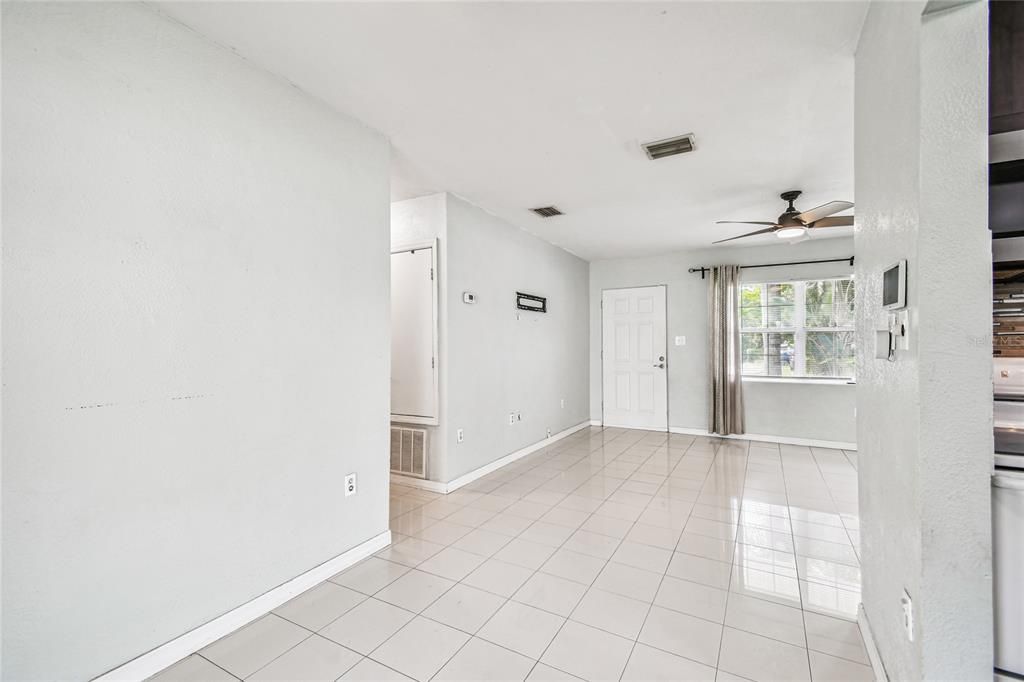 Active With Contract: $274,500 (2 beds, 1 baths, 850 Square Feet)