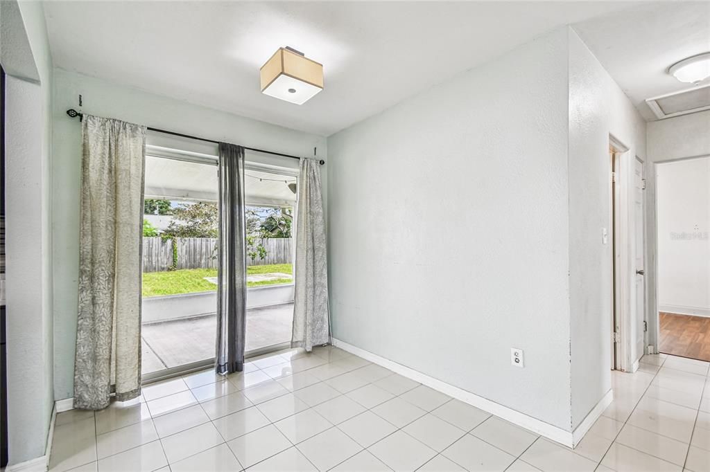 Active With Contract: $274,500 (2 beds, 1 baths, 850 Square Feet)