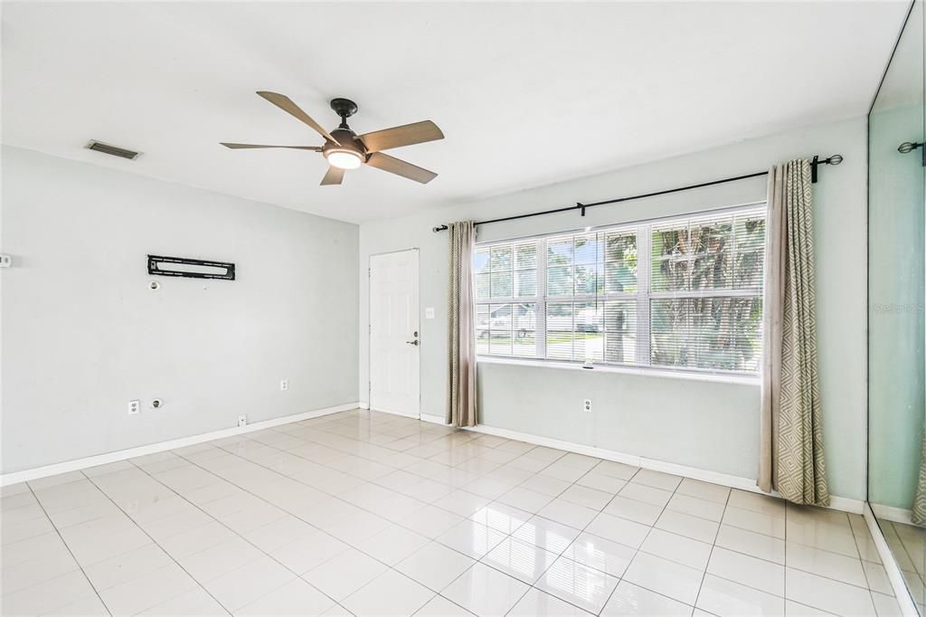 Active With Contract: $274,500 (2 beds, 1 baths, 850 Square Feet)