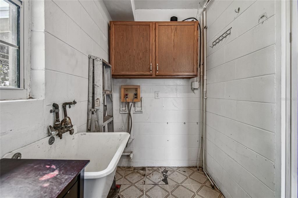 Active With Contract: $274,500 (2 beds, 1 baths, 850 Square Feet)