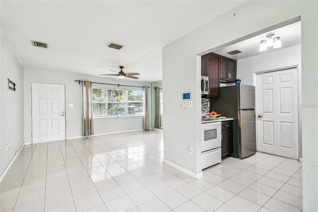 Active With Contract: $274,500 (2 beds, 1 baths, 850 Square Feet)