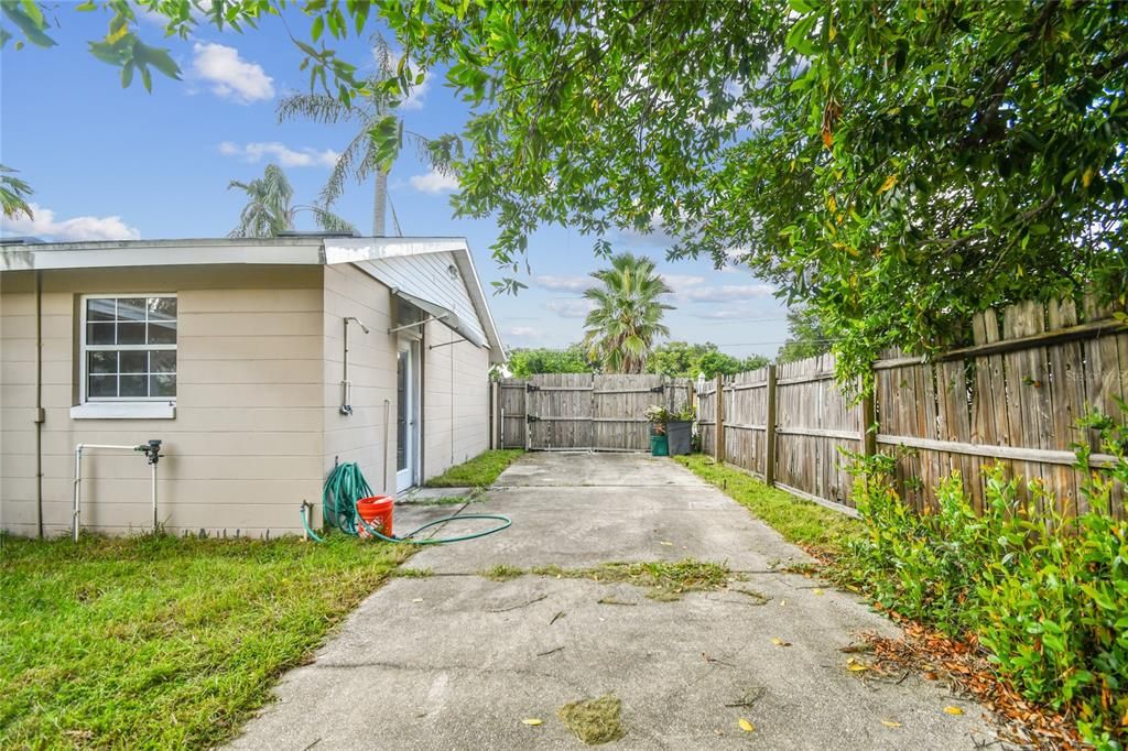 Active With Contract: $274,500 (2 beds, 1 baths, 850 Square Feet)