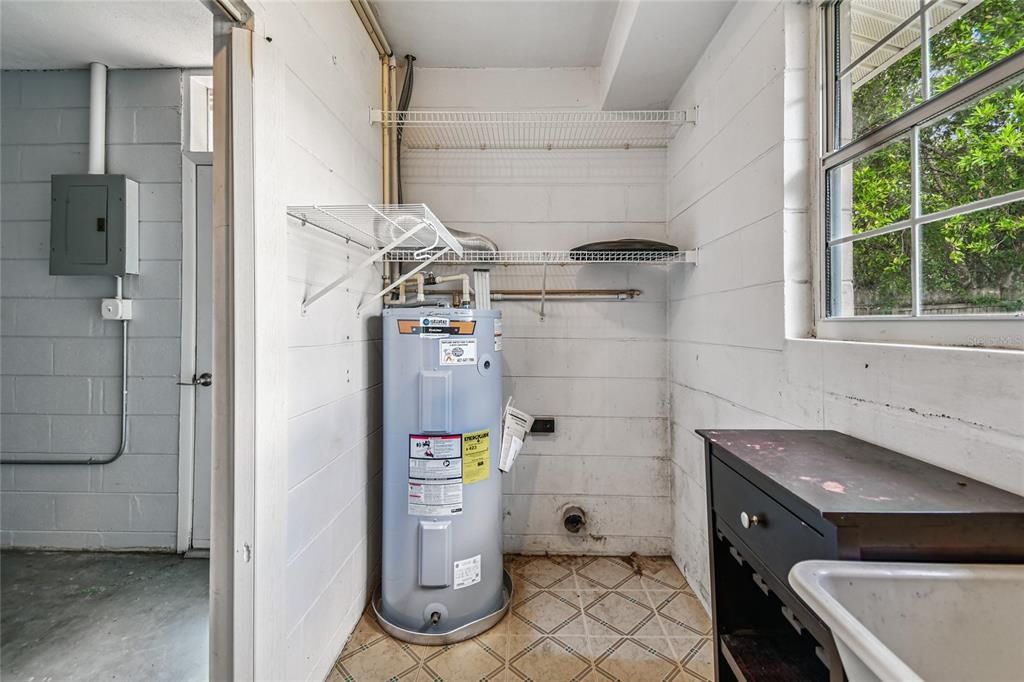 Active With Contract: $274,500 (2 beds, 1 baths, 850 Square Feet)