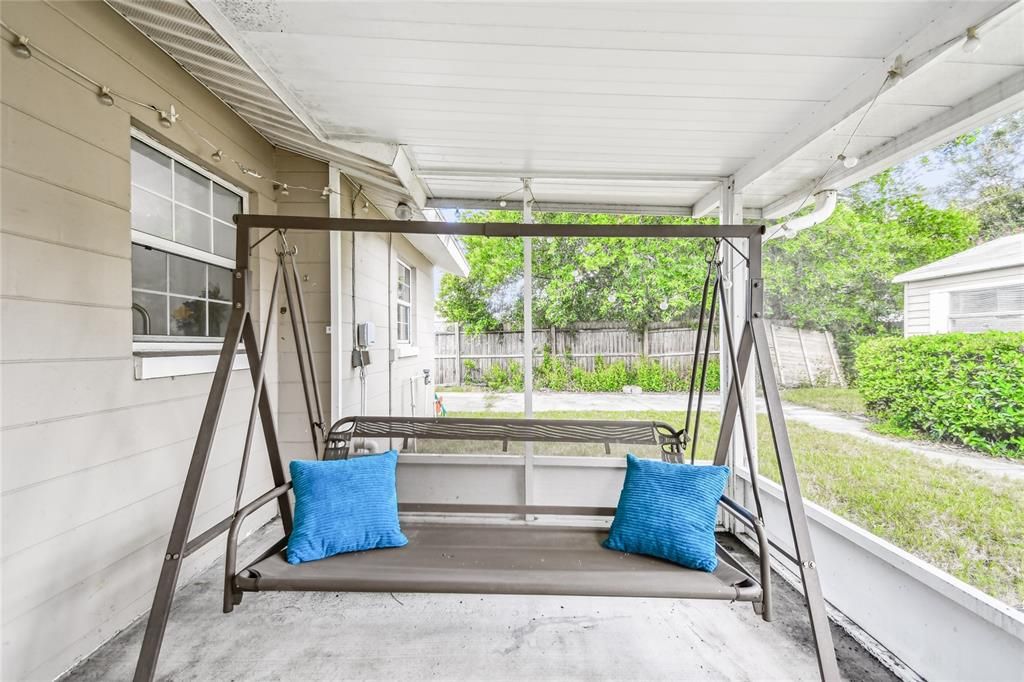 Active With Contract: $274,500 (2 beds, 1 baths, 850 Square Feet)