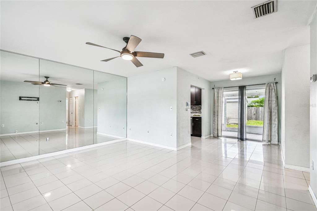 Active With Contract: $274,500 (2 beds, 1 baths, 850 Square Feet)