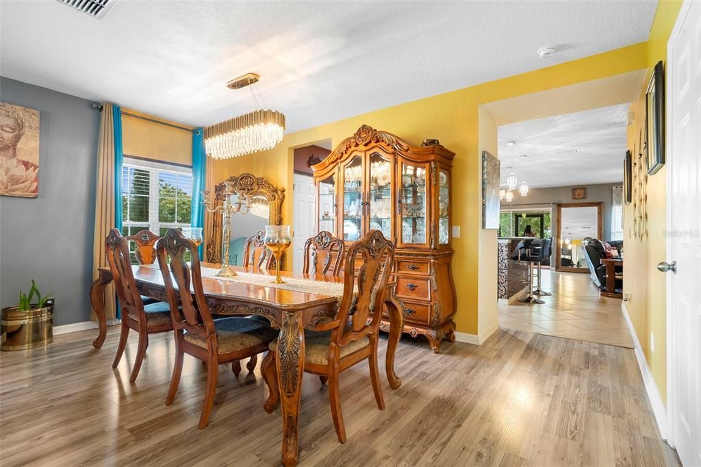 En Venta: $580,000 (5 camas, 3 baños, 3338 Pies cuadrados)