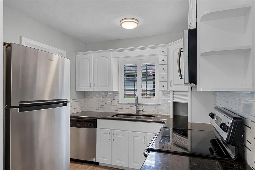 出租: $1,800 (2 贝兹, 2 浴室, 1073 平方英尺)