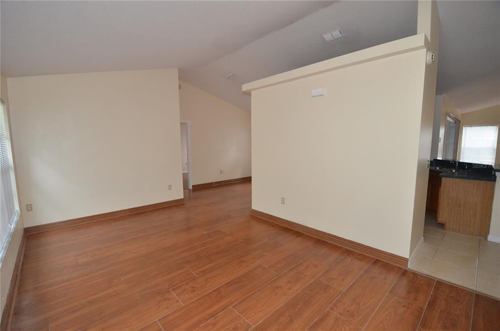 合同活跃: $2,000 (3 贝兹, 2 浴室, 1526 平方英尺)