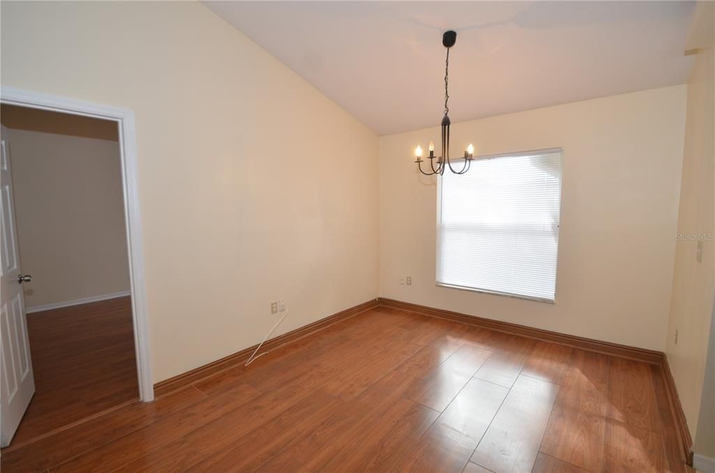 合同活跃: $2,000 (3 贝兹, 2 浴室, 1526 平方英尺)