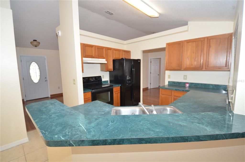 合同活跃: $2,000 (3 贝兹, 2 浴室, 1526 平方英尺)