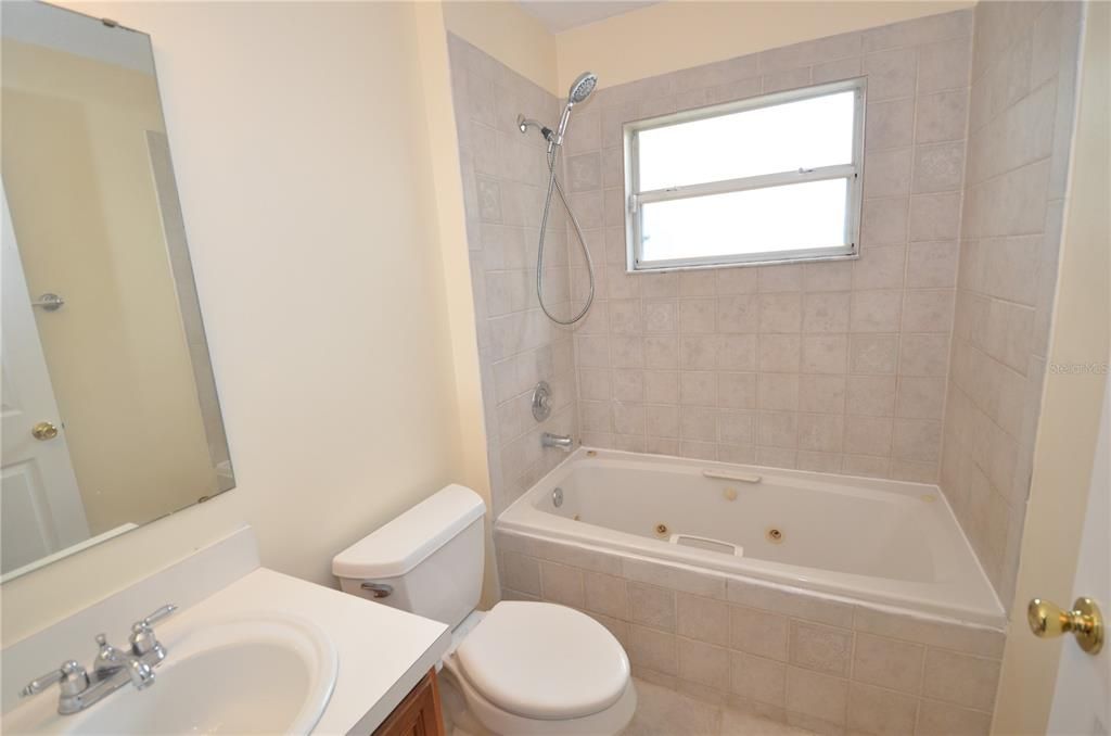 合同活跃: $2,000 (3 贝兹, 2 浴室, 1526 平方英尺)