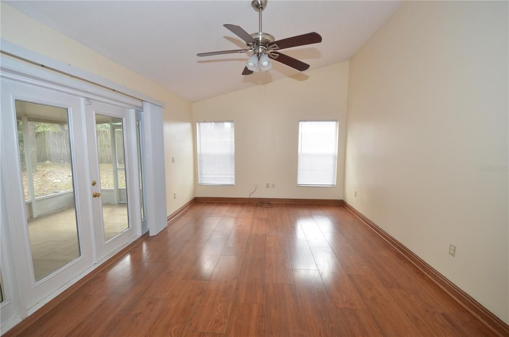 合同活跃: $2,000 (3 贝兹, 2 浴室, 1526 平方英尺)