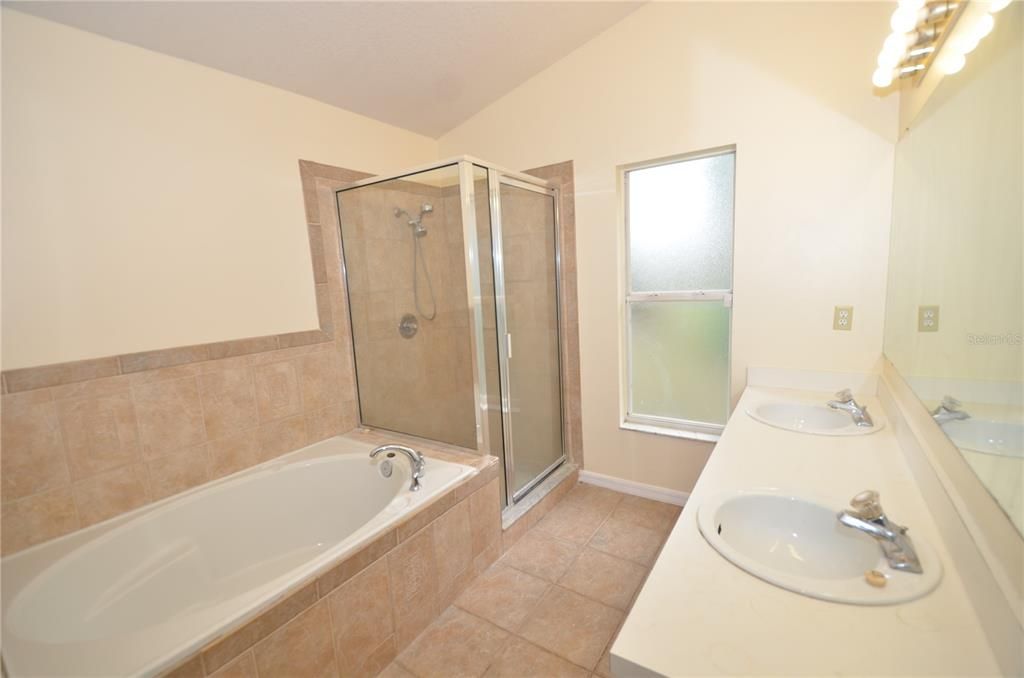 合同活跃: $2,000 (3 贝兹, 2 浴室, 1526 平方英尺)