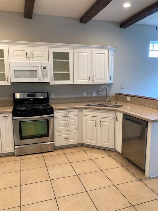 В аренду: $2,000 (3 спален, 2 ванн, 1825 Квадратных фут)