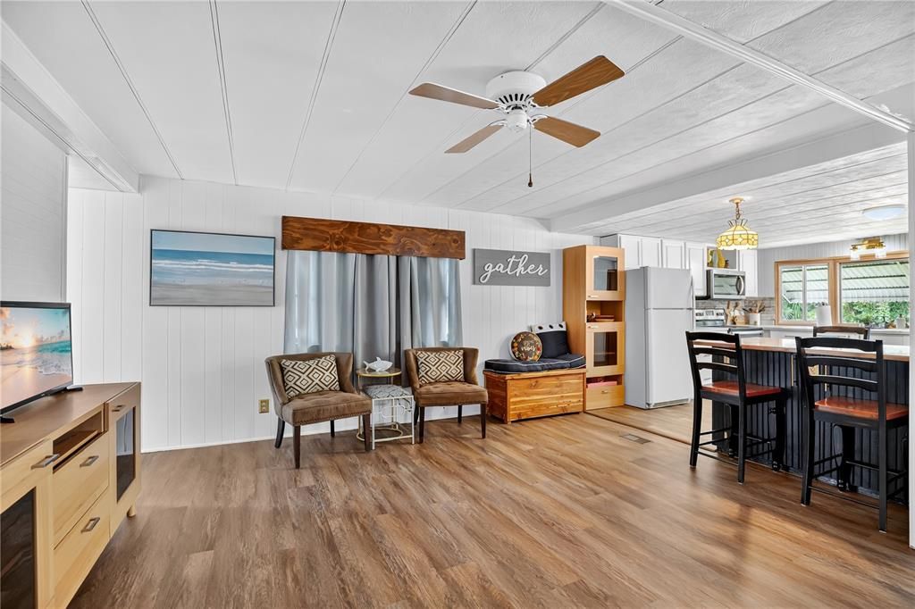 For Sale: $140,000 (2 beds, 1 baths, 672 Square Feet)